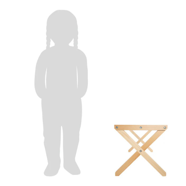 Ein Holzhocker steht neben einer Kindersilhouette zum Größenvergleich, perfekt fürs Hobby Horsing oder als kleines Cavaletti zum Üben des Überwindens von Hindernissen.