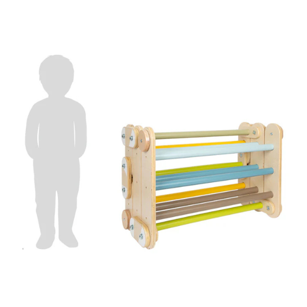 Das Kletterdreieck aus Holz mit bunten Stäben weckt die Kreativität; neben einer Kindersilhouette zum Größenvergleich.