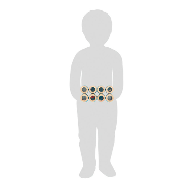 Silhouette eines Kindes mit Objekten, die über den Rumpfbereich aufgereiht sind, um ein Sinnesspiel zur Verbesserung der auditiven Fähigkeiten zu ermöglichen.