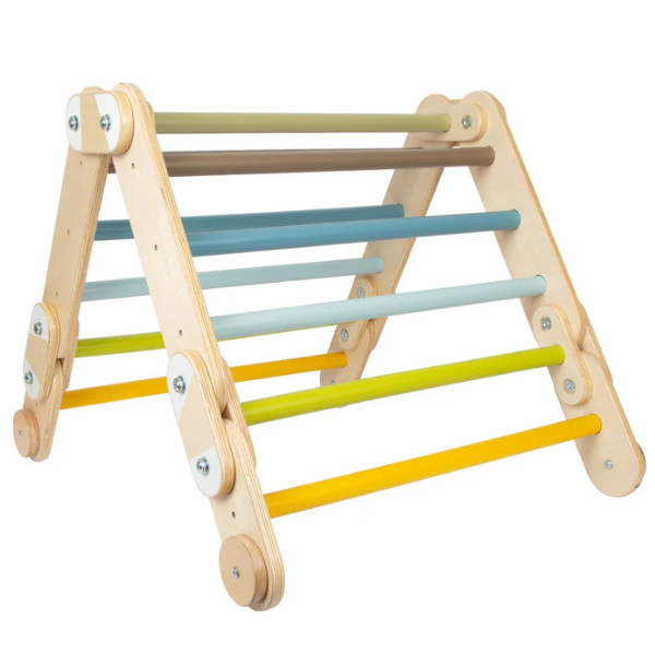Kletterdreieck aus Holz mit bunten Sprossen