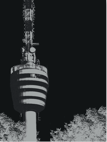 Ein hoher Kunstdruck Fernsehturm - schwarzer Hintergrund leuchtet über dem Stuttgarter Dekor.