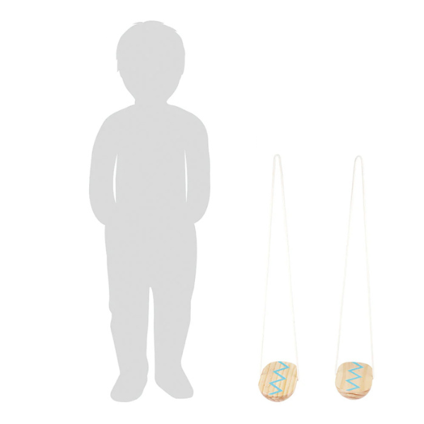 Eine Kindersilhouette steht neben zwei Holzspielzeugketten mit einer Schnur – ideal für Balance und Motorik und bringt Outdoor-Spielspaß in die Spielzeit.