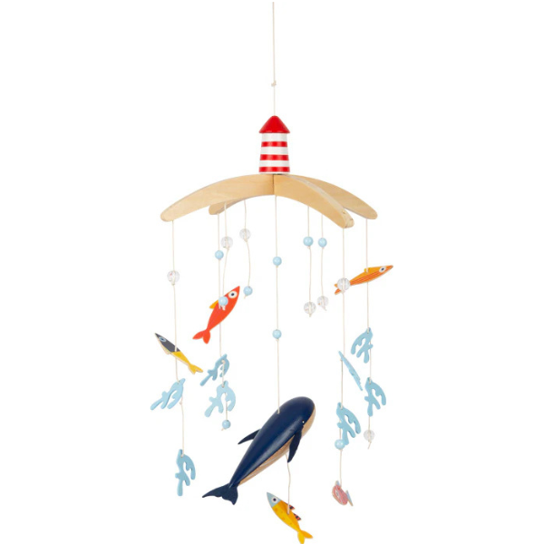 Charmantes 3D-Mobile mit Fischen, Seetang und Leuchtturm-Aufsatz erweckt die Unterwasserwelt zum Leben – perfekt als verspieltes Kinderzimmer-Accessoire.