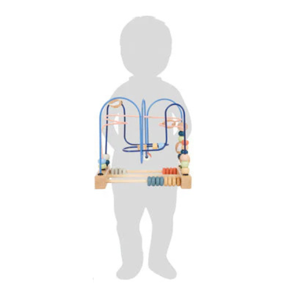 Silhouette eines Kindes, das ein Perlenlabyrinth hält Motorikspielzeug; – perfekt für die Förderung der Feinmotorik und Hand-Augen-Koordination.