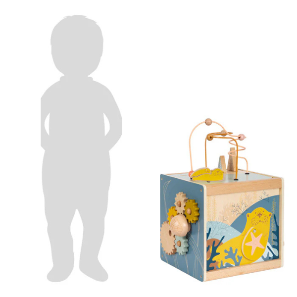 Ein Motorikwürfel aus Holzspielzeug steht neben einer großen Kindersilhouette.