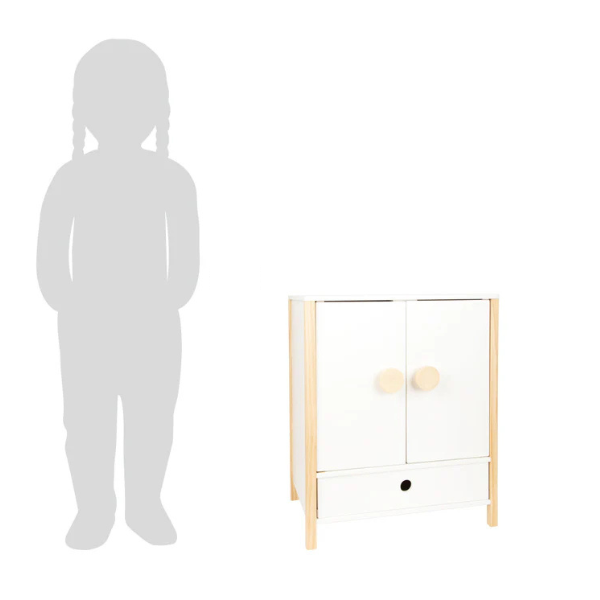 Ein kleiner weißer Kleiderschrank aus Holz steht neben einer Kindersilhouette und zeigt, dass das Puppenmöbelstück perfekt zum Aufbewahren von Puppenkleidung ist.