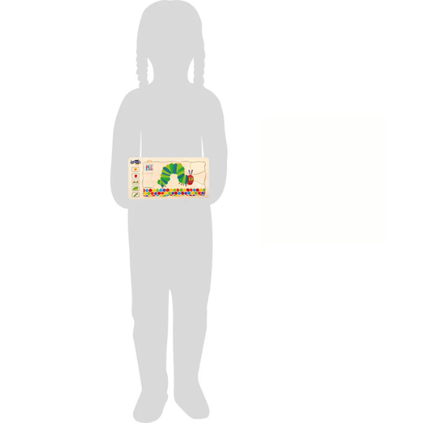 Silhouette eines Kindes, das eine Schachtel hält, mit dem Schichtenpuzzle „Die kleine Raupe Nimmersatt“ im ikonischen Design von Eric Carle.