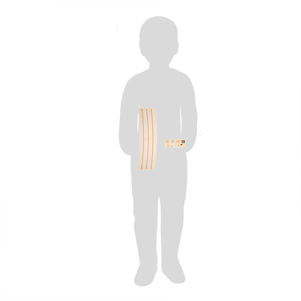 Silhouette eines Kindes, das ein gebogenes Holzplättchen hält.