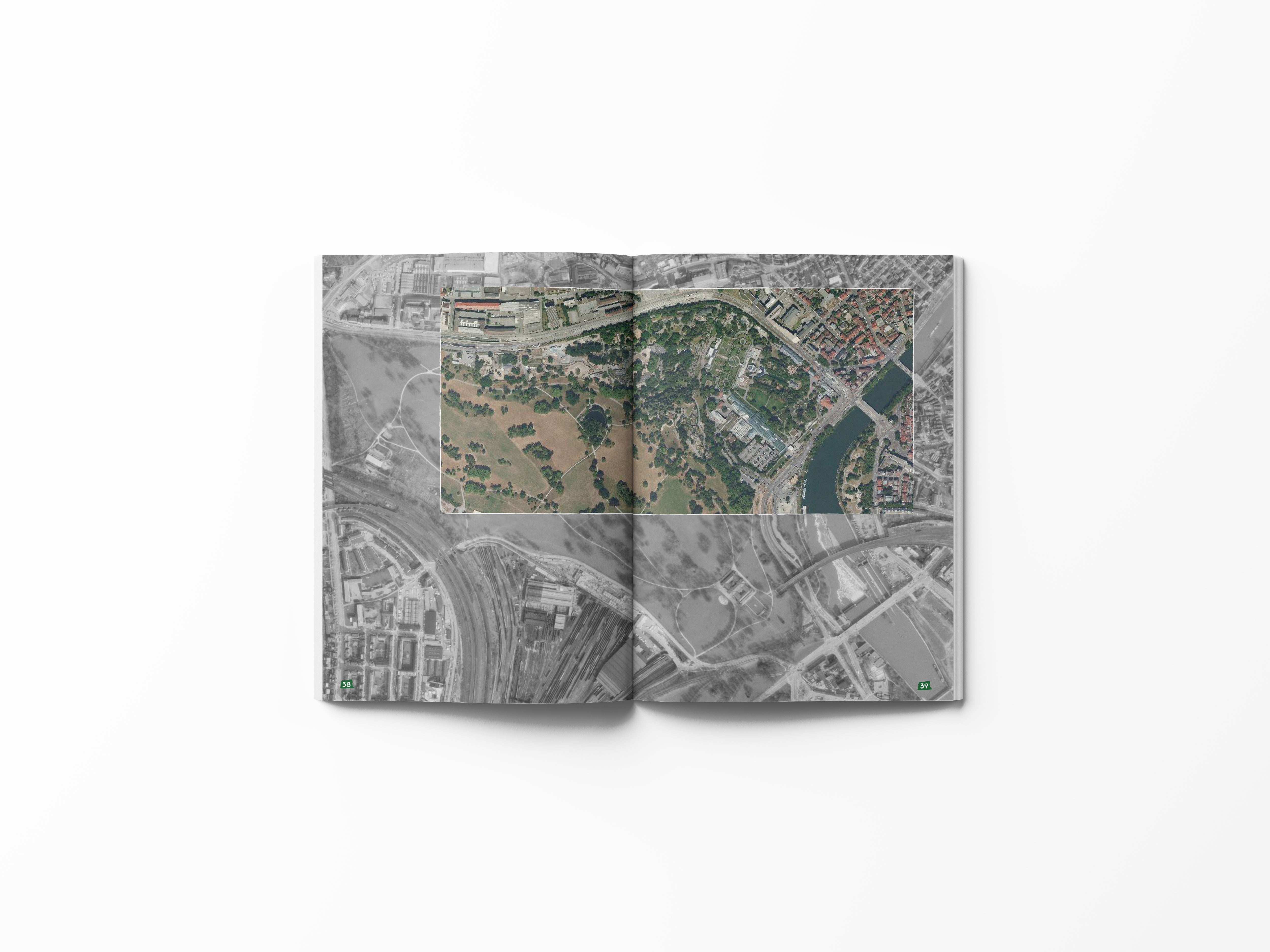 Ein geöffnetes Luftbildermagazin zeigt eine Luftbildkarte von Stuttgart mit einem hervorgehobenen, farbigen Abschnitt inmitten einer grauen Umgebung und veranschaulicht so die Auswirkungen der Regionsentwicklung.