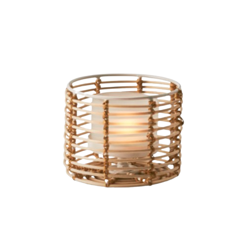 Eine kleine Kerze leuchtet in einem handgefertigten, runden Korbhalter, der an die klassischen CANE Schilfrohr Windlichter erinnert.