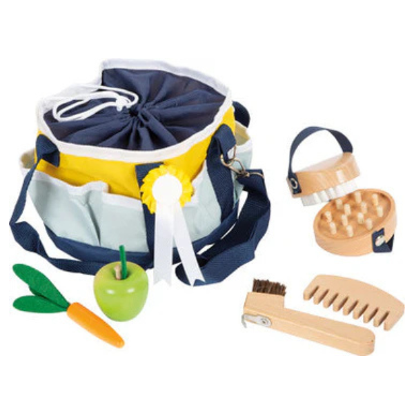 Kinder-Pflegespielset mit einer Stoff-Pferdeputztasche, Spielzeug-Karotte, Apfel, Bürste, Striegel und Holzkamm – perfekt für Steckenpferde und fantasievollen Pferdepflegespaß.