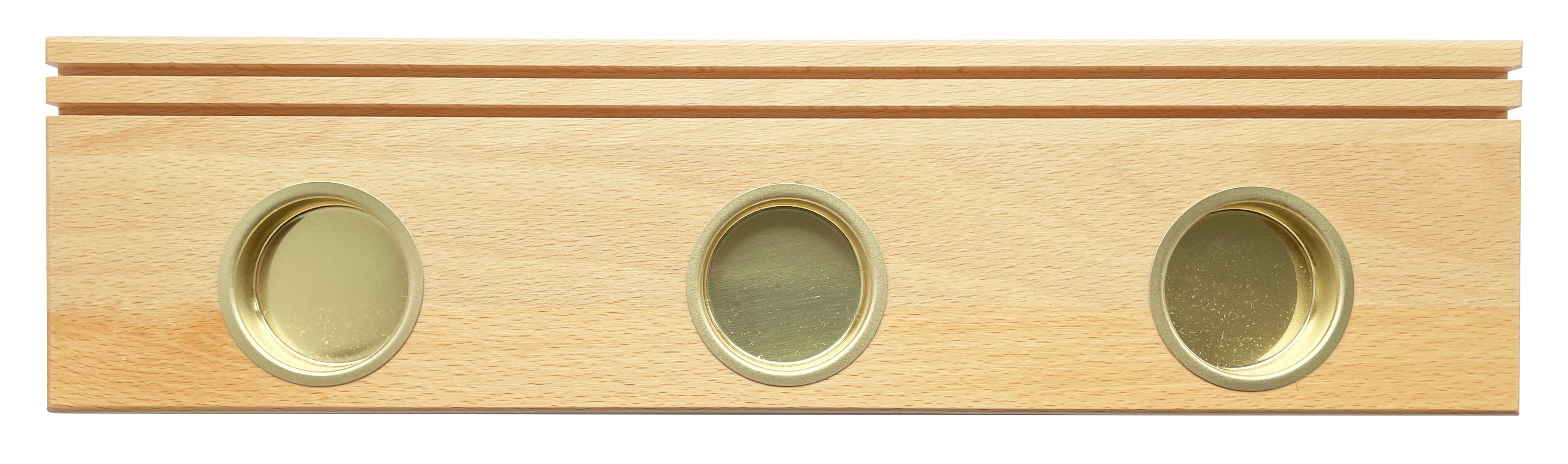 Echtholz-Holzplatte mit drei runden, messing- oder goldfarbenen Einsätzen, die gleichmäßig über die Vorderseite verteilt sind, inspiriert von klassischen Teelichthalter-Designs aus dem Erzgebirge.