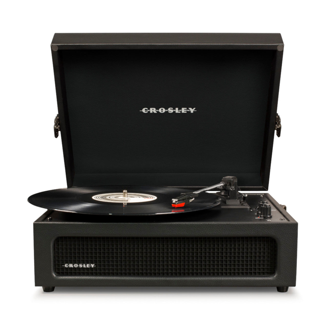 Black Crosley Bluetooth Voyager Plattenspieler mit offenem Deckel, spielt eine Vinyl-Schallplatte in einer von 3 Geschwindigkeiten, frontal betrachtet.
