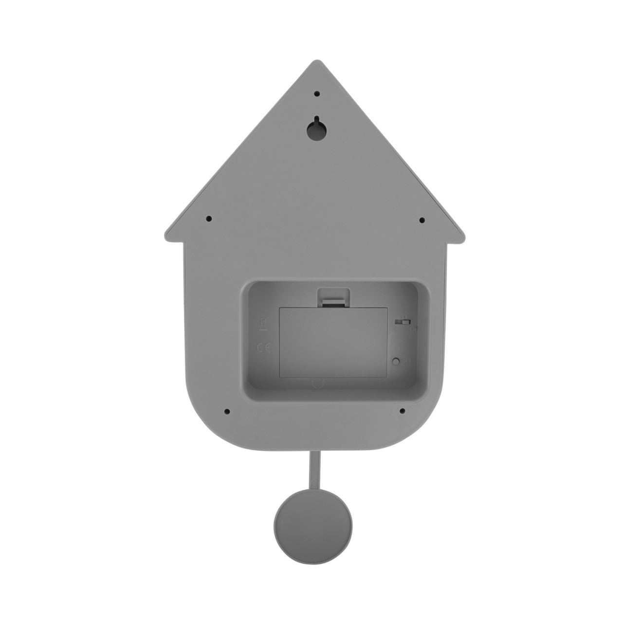 Graue, hausförmige moderne Kuckucksuhr mit Batteriefach und rundem Pendel, die ein minimalistisches Design vor weißem Hintergrund präsentiert.