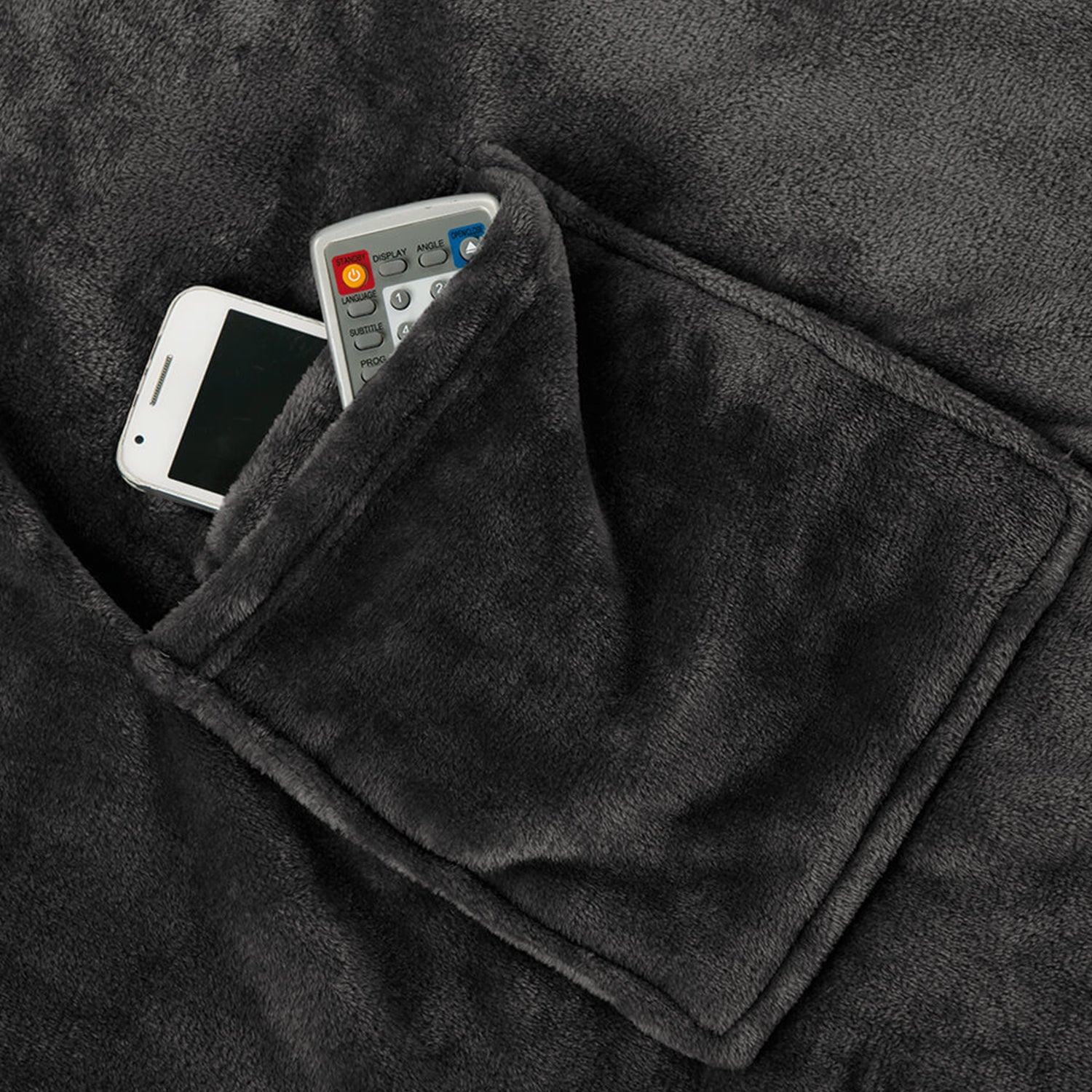 Dunkelgraue Ärmeldecke – Detailansicht Tasche