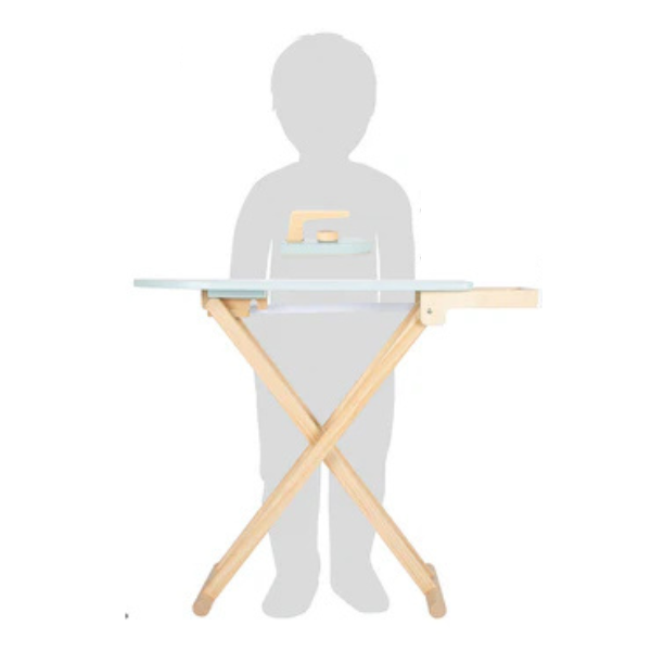 Kinderbügelbrett mit Spielzeugbügeleisen, neben einer Kindersilhouette als Größenvergleich – perfekt für den Bügel-Set-Rollenspielspaß!.