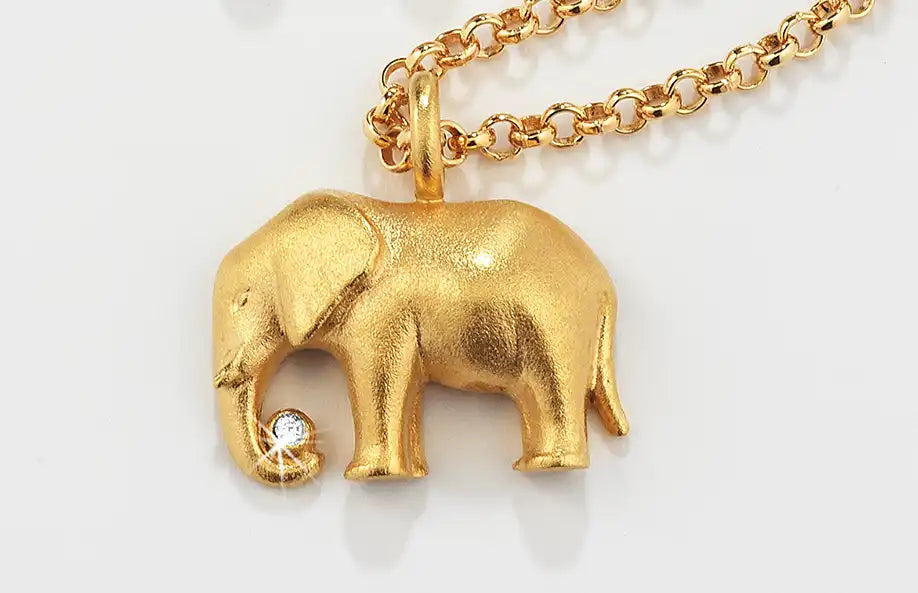 Collier "Glückselefant": Goldener Elefanten-Anhänger mit funkelndem Edelstein an feiner Kette.