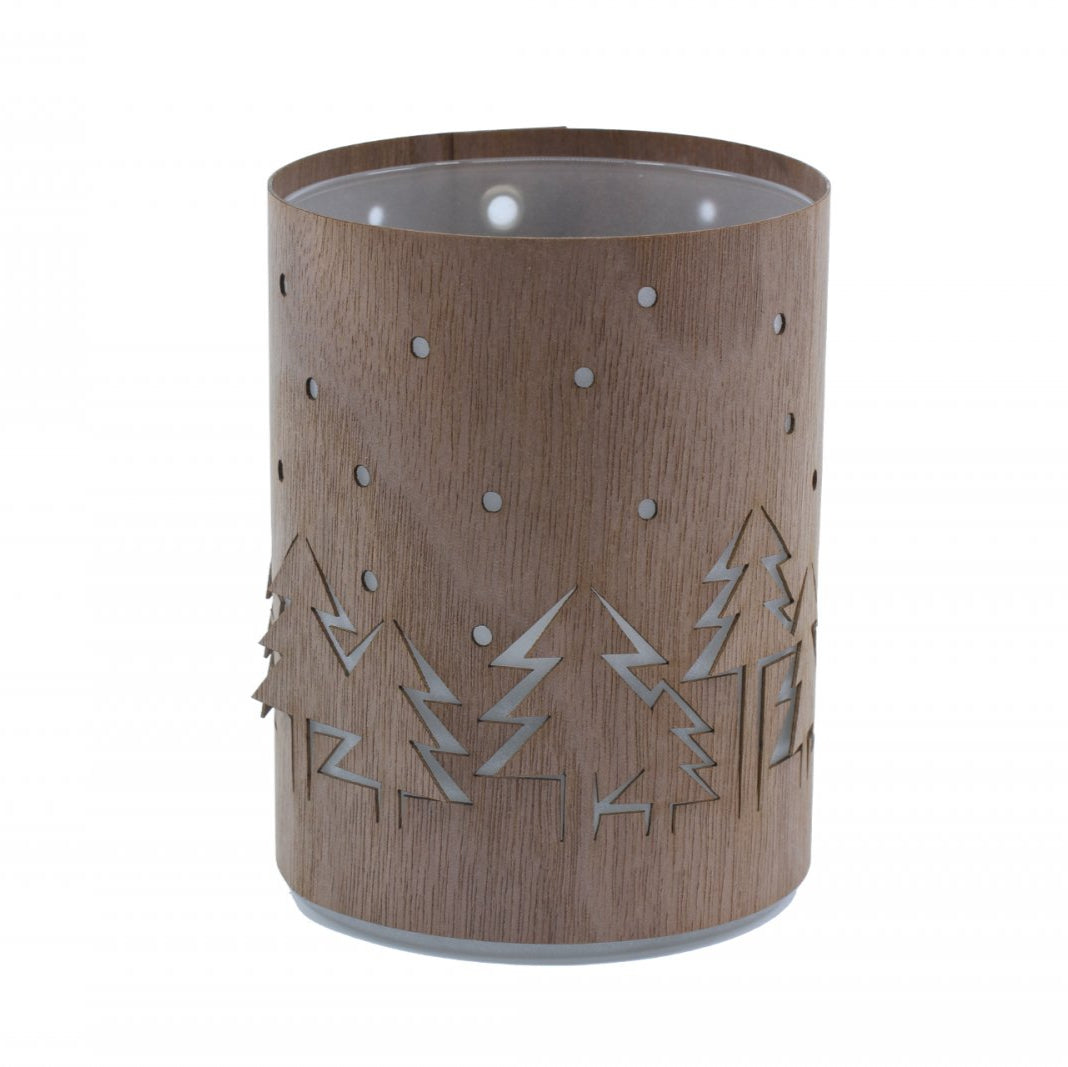 Winterlicht-Kerzenhalter aus Nussbaumholz mit ausgeschnittenen Bäumen und Schneeflocken, perfekt für gemütliche Abende auf weißem Hintergrund.