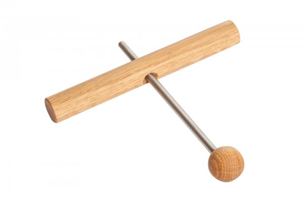 Der Topfuntersetzer Eiche von Designer Anton Preis ist ein T-förmiges Werkzeug aus Holz und Metall mit einem runden Holzgriff an einem Ende und vereint Stil und Funktionalität.