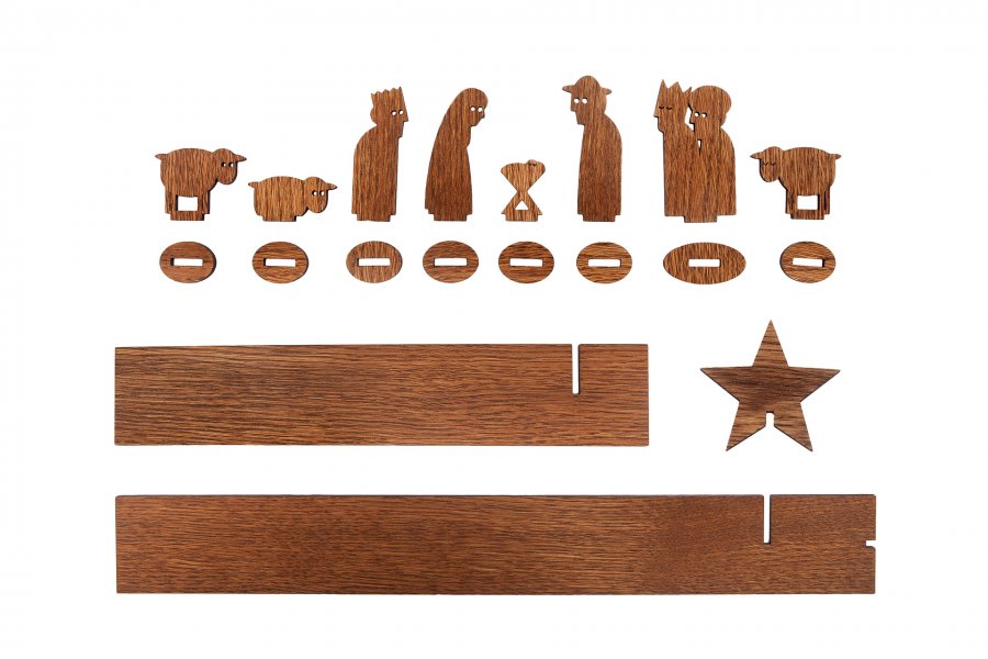 Krippenteile und -schlitze aus Holz, darunter Figuren, Tiere, Stern und zwei rechteckige Sockelteile. Das aus Eichenfurnier gefertigte HOLZKRIPPE SIMPLY CHRISTMAS-Set bringt Wärme in Ihre Weihnachtsdekoration.