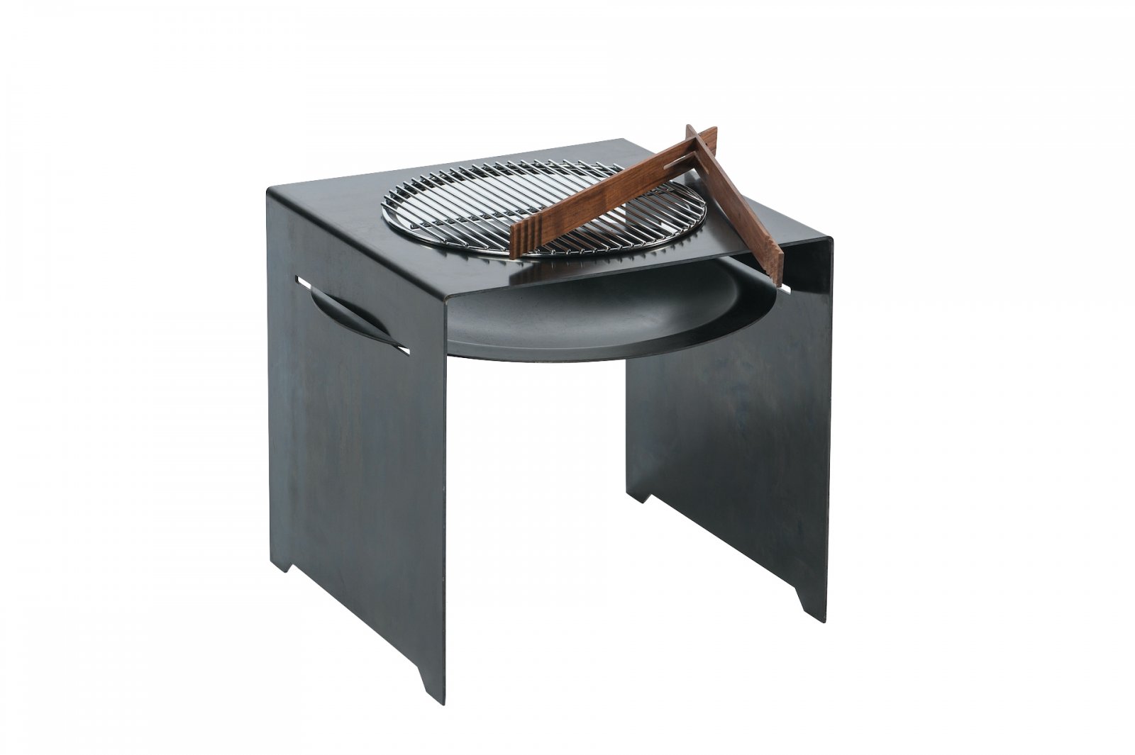 Ein moderner, schwarzer Feuerschale BASIC-Grill mit rundem Edelstahl-Grillrost und Holzzange auf der Oberseite.