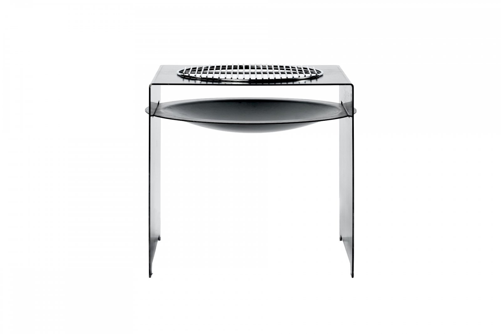 Minimalistischer, moderner Metallgrill mit quadratischem Rahmen und einem runden Edelstahl-Grillrost darauf, von vorne betrachtet – ein perfektes Feuerschale BASIC-Design.