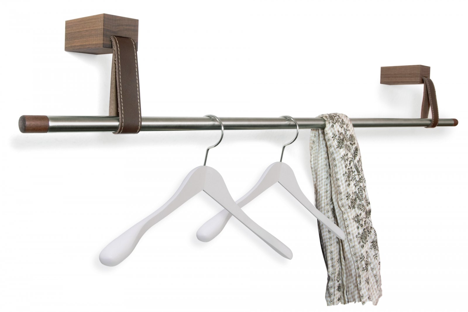 Kleiderstange aus Metall (Edelstahl) mit zwei weißen Kleiderbügeln und einem gemusterten Schal, montiert mit Halterungen aus Nussbaumholz und Rindsleder.