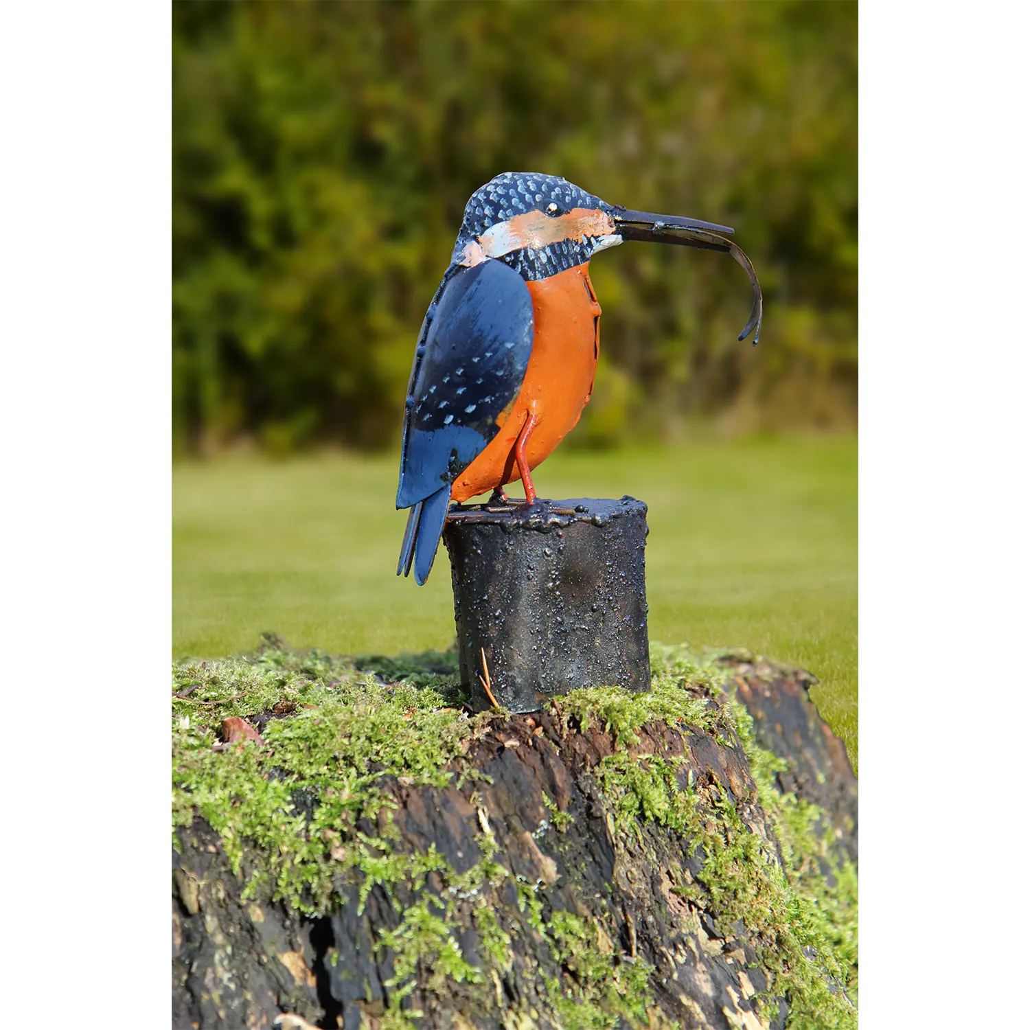 Eisvogel-Metallfigur auf Baumstumpf im Garten – handbemalt, blau-orange-weiß