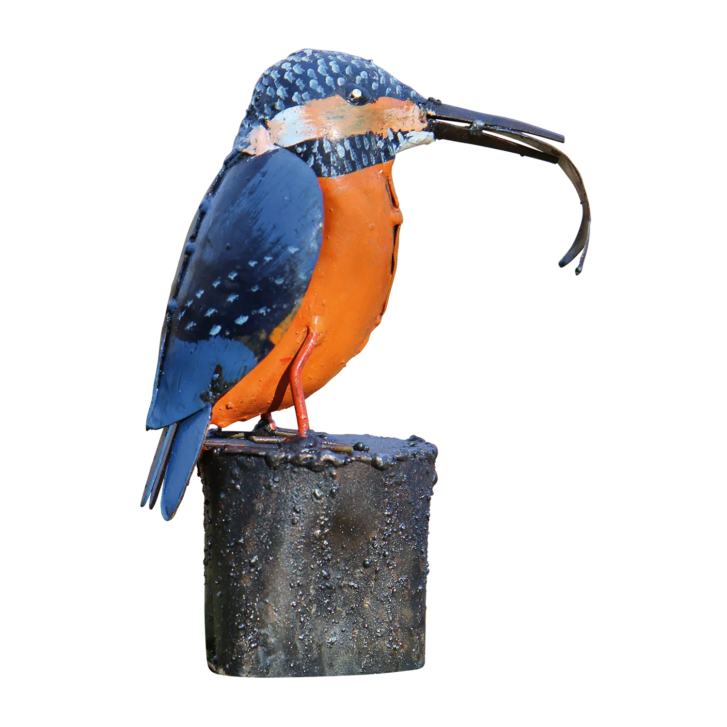 Gartenfigur Eisvogel mit Fisch im Schnabel auf nassem Pfosten – blau-orangefarbenes Metall