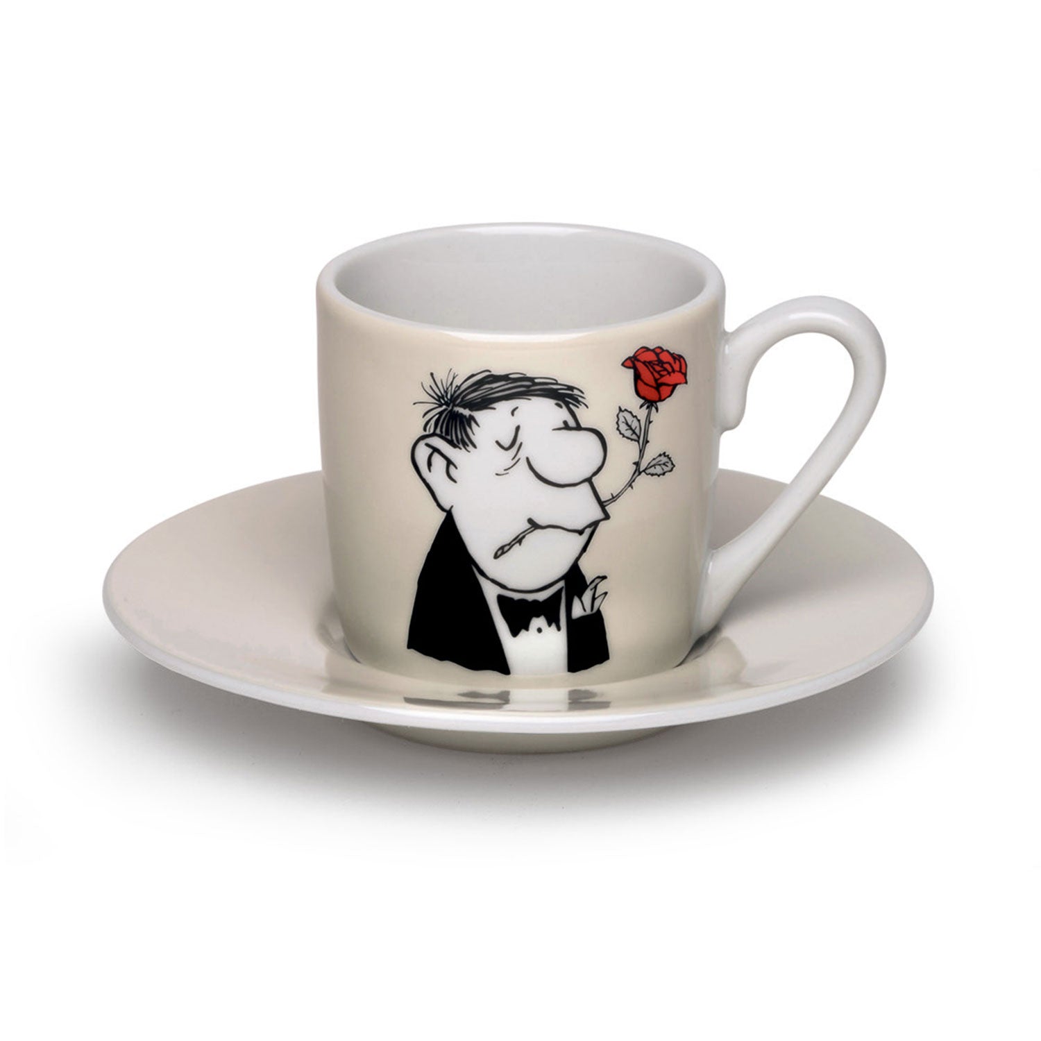 Die 4 Espressotassen mit Künstlermotiven im Set der ars mundi Exklusiv-Edition bestehen aus einer weißen Keramiktasse und Untertasse mit der Karikatur eines ernsten Mannes im Smoking im Stil von Vicco von Bülow und einer roten Blume neben seiner Nase vor dem schlichten weißen Hintergrund.