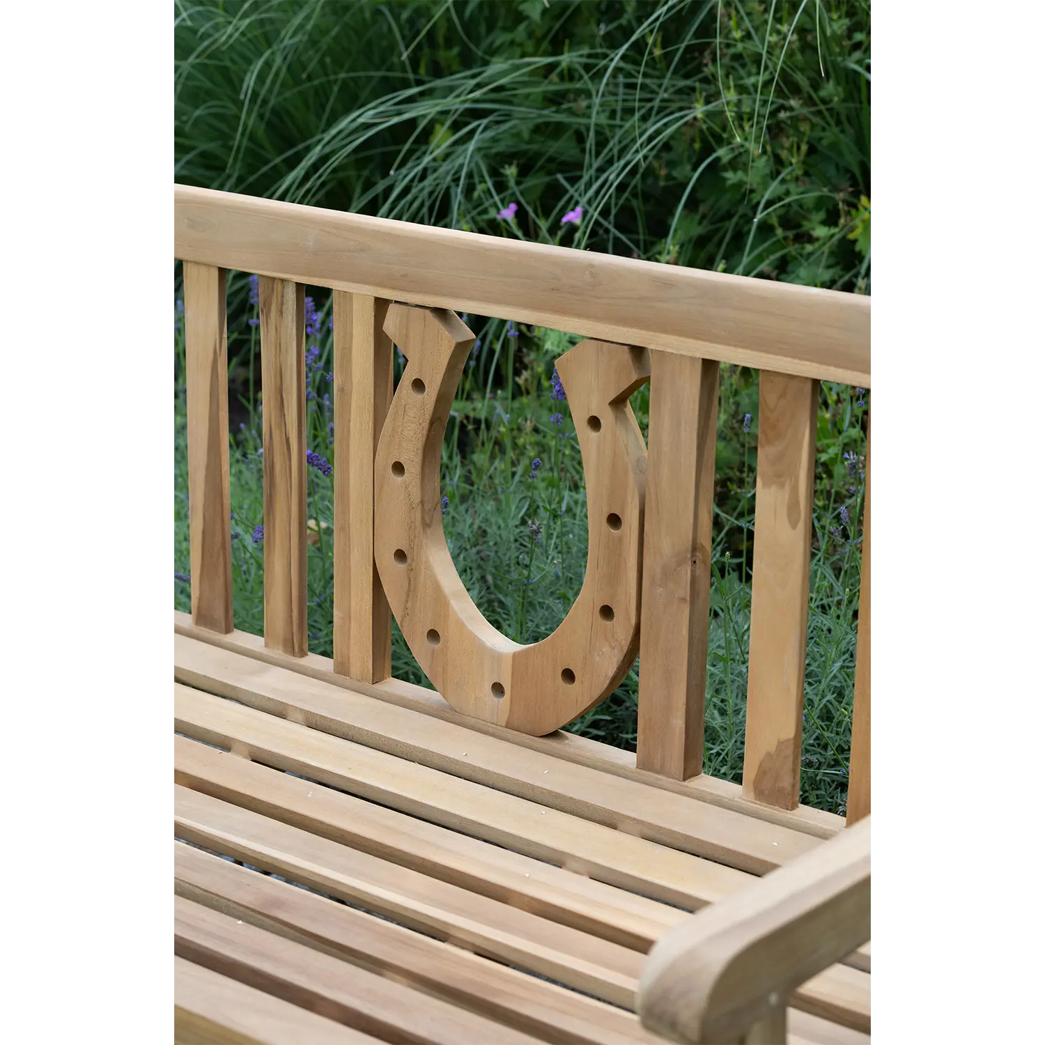 Gartenbank aus Teak, wetterfest, mit Hufeisen-Motiv im Garten platziert.