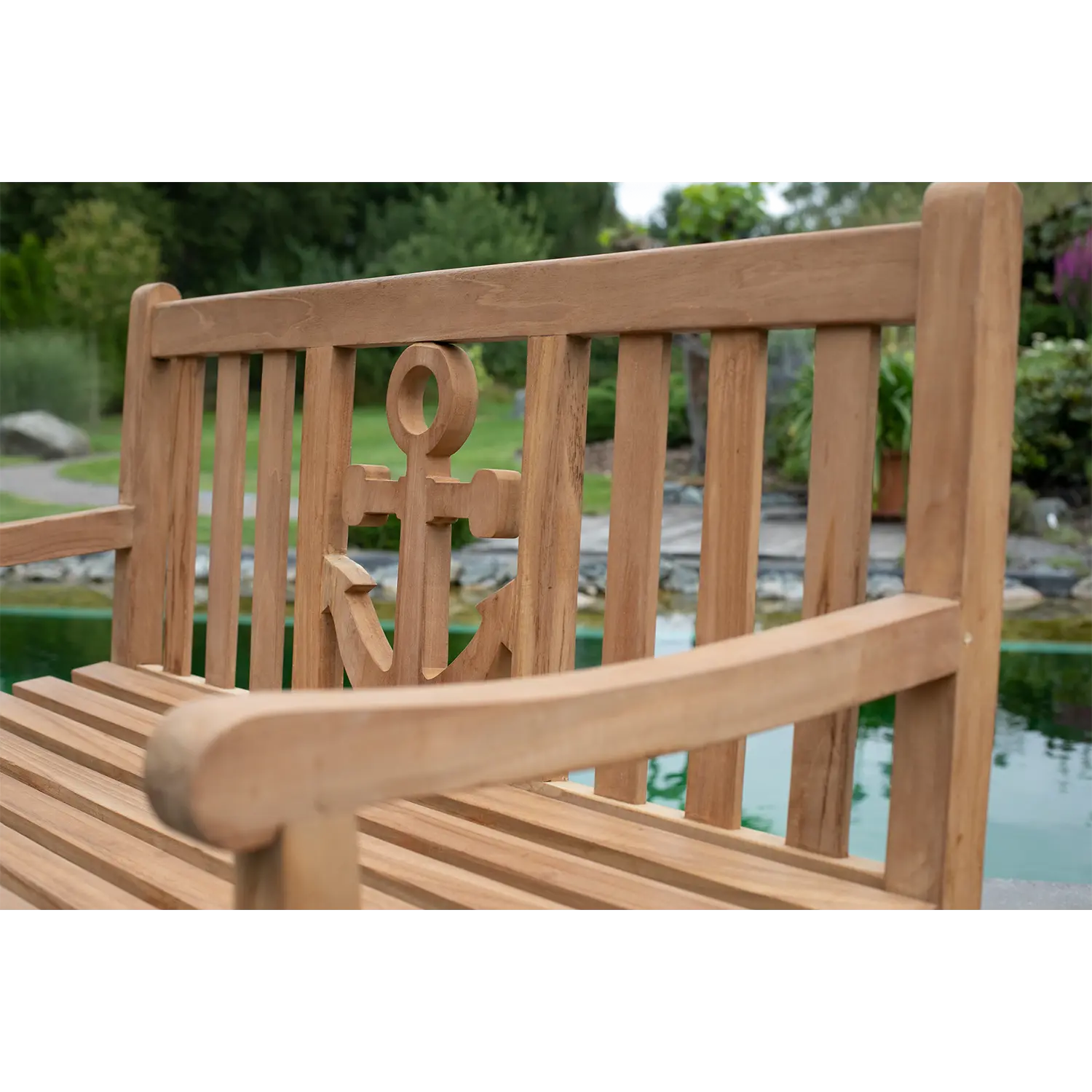 Wetterfeste Gartenbank aus Teakholz, ideal für den Teichrand.