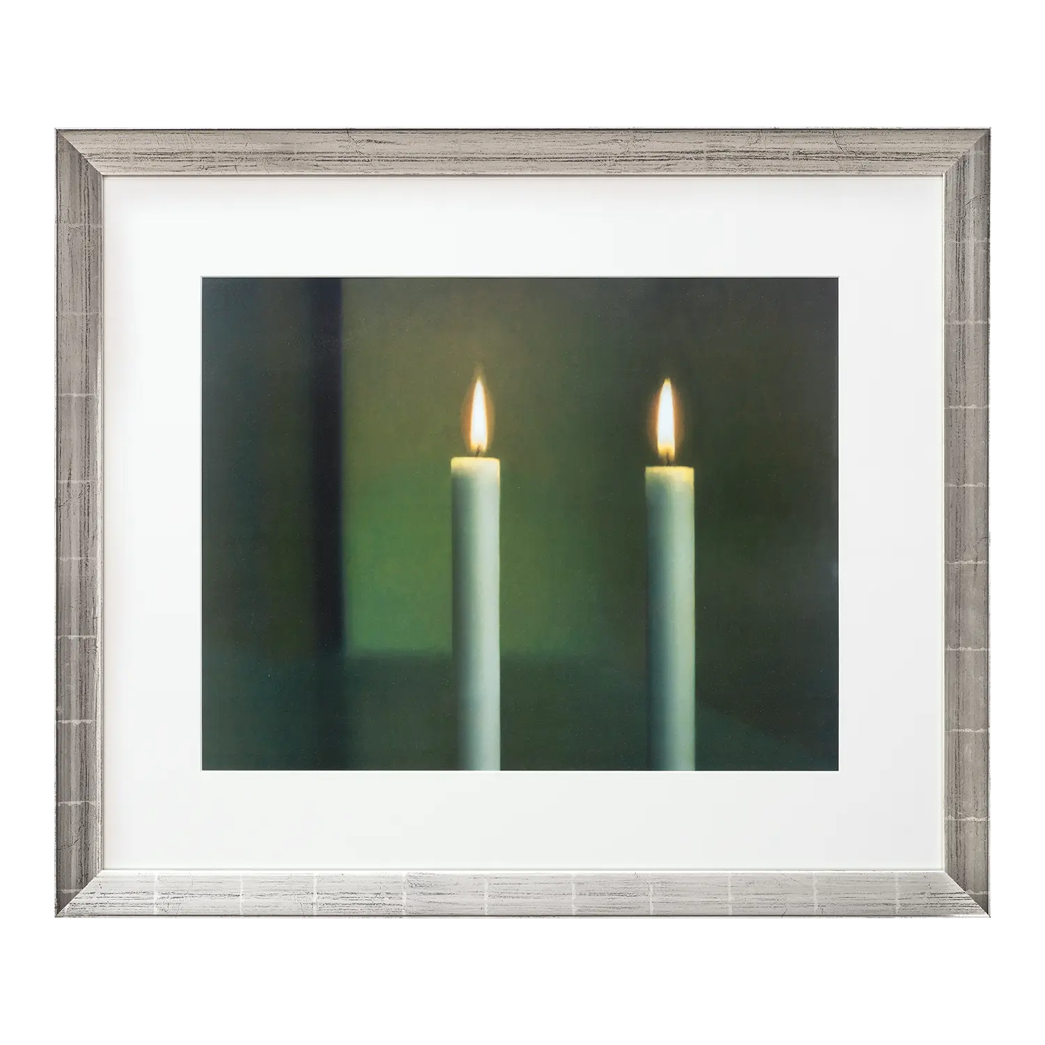 Ein gerahmtes Bild Zwei Kerzen 1982 MR silber leuchtet gegen eine dunkle Unschärfe.
