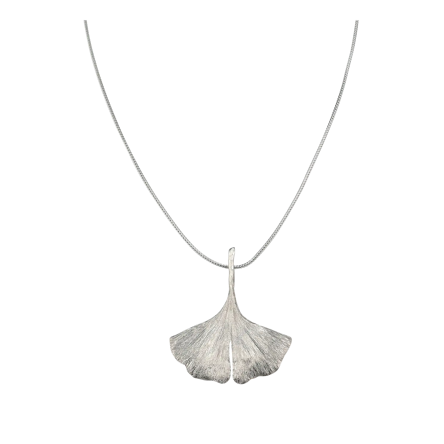 Elegantes Ginkgo-Collier aus 925er-Sterlingsilber, das an einem feinen, silbernen Kettenhals hängt. Der Anhänger ist zweigeteilt und in Form eines fächerförmigen Ginkgo-Blattes gestaltet, das mit filigranen Details versehen ist. Die Länge des Colliers beträgt 45 cm, und der Anhänger misst 4 x 4,5 cm. Das Schmuckstück strahlt eine harmonische Balance aus zeitloser Eleganz und symbolischer Bedeutung aus, perfekt für jeden Anlass.