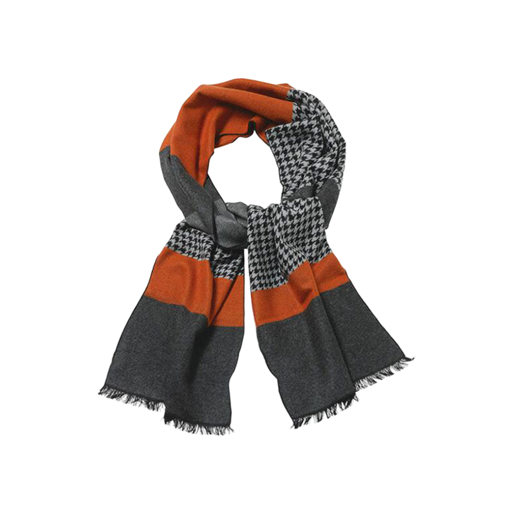 Ein Herrenschal "RACING" in orange-grauem Hahnentritt mit ausgefransten Kanten.