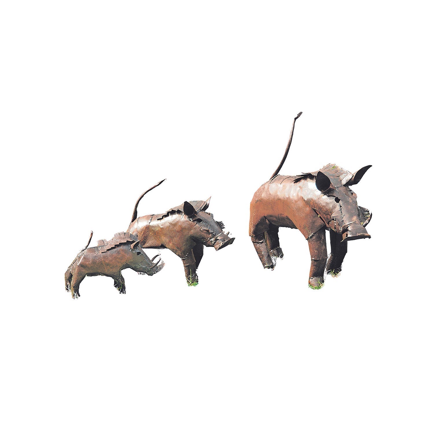 Das Set „Drei Gartenfiguren Warzenschweine“ zeigt drei handgefertigte Metallskulpturen aus Simbabwe in verschiedenen Größen mit sichtbaren Nähten und detailreicher Verarbeitung, die ihnen einen rustikalen, kunstvollen Look verleihen.