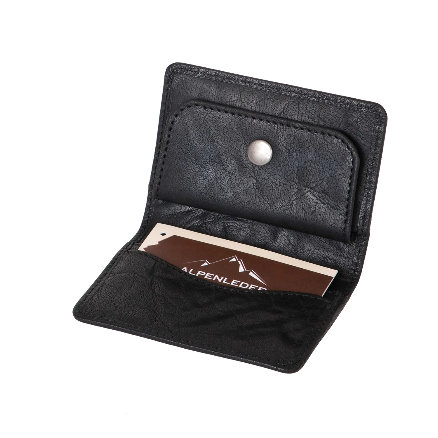 Der offene Geldbeutel MONETEN der Manufaktur Alpenleder präsentiert eine braun-weiße Karte mit Berglogo. Dieses Echtleder-Portemonnaie mit einem Druckknopffach sticht vor einem strahlend weißen Hintergrund hervor.