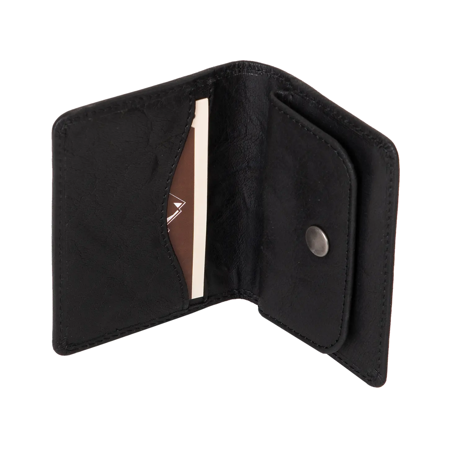 Der Alpenleder Geldbeutel MONETEN ist ein elegantes schwarzes Echtleder-Portemonnaie mit offenem Design, das eine teilweise sichtbare Karte präsentiert. Die rechte Klappe ist mit einem Druckknopfverschluss versehen und setzt sich vor einem dezent verschwommenen weißen Hintergrund für Eleganz ab.