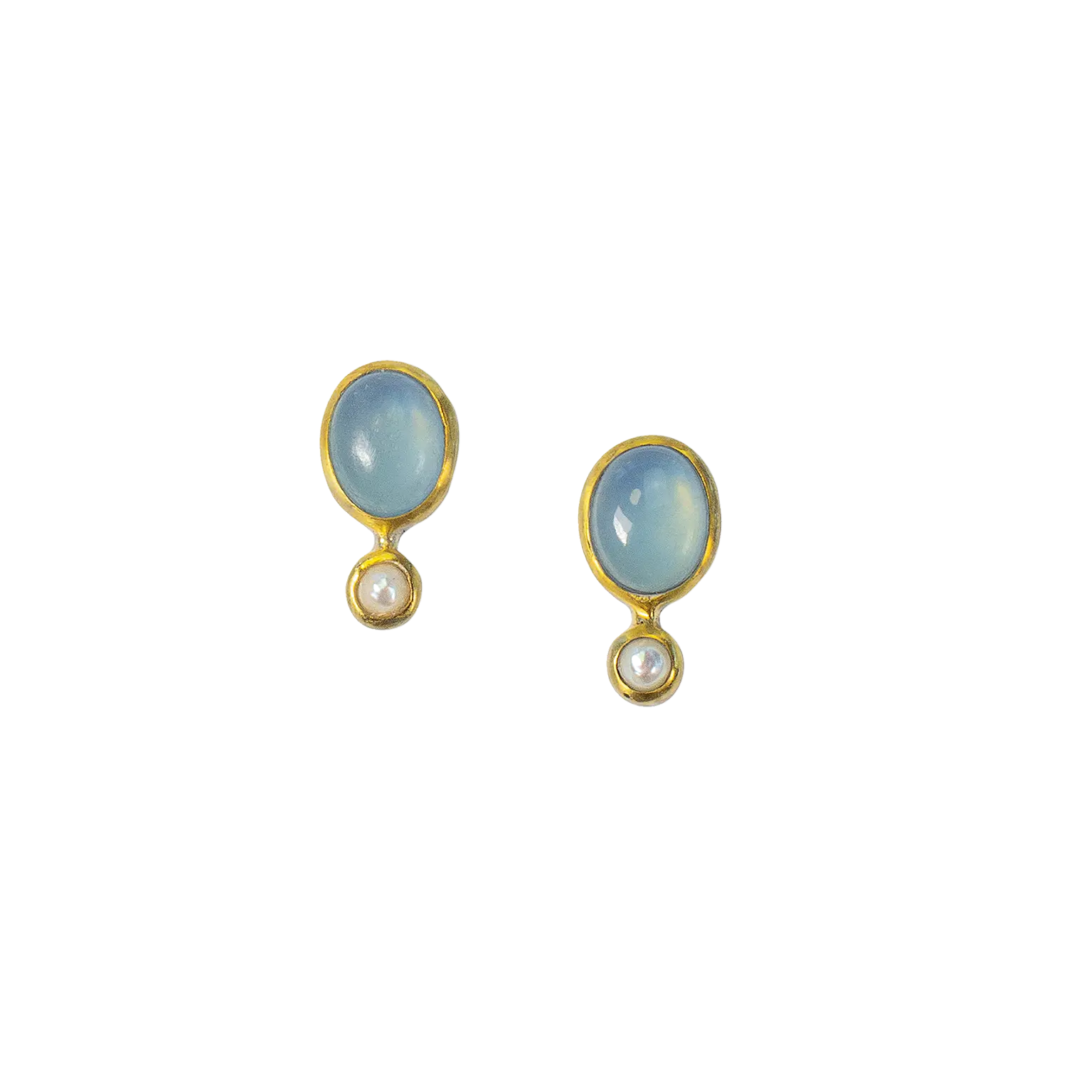 Ohrstecker "Estelle" mit Aquamarin und weißen Perlen auf weißem Hintergrund.