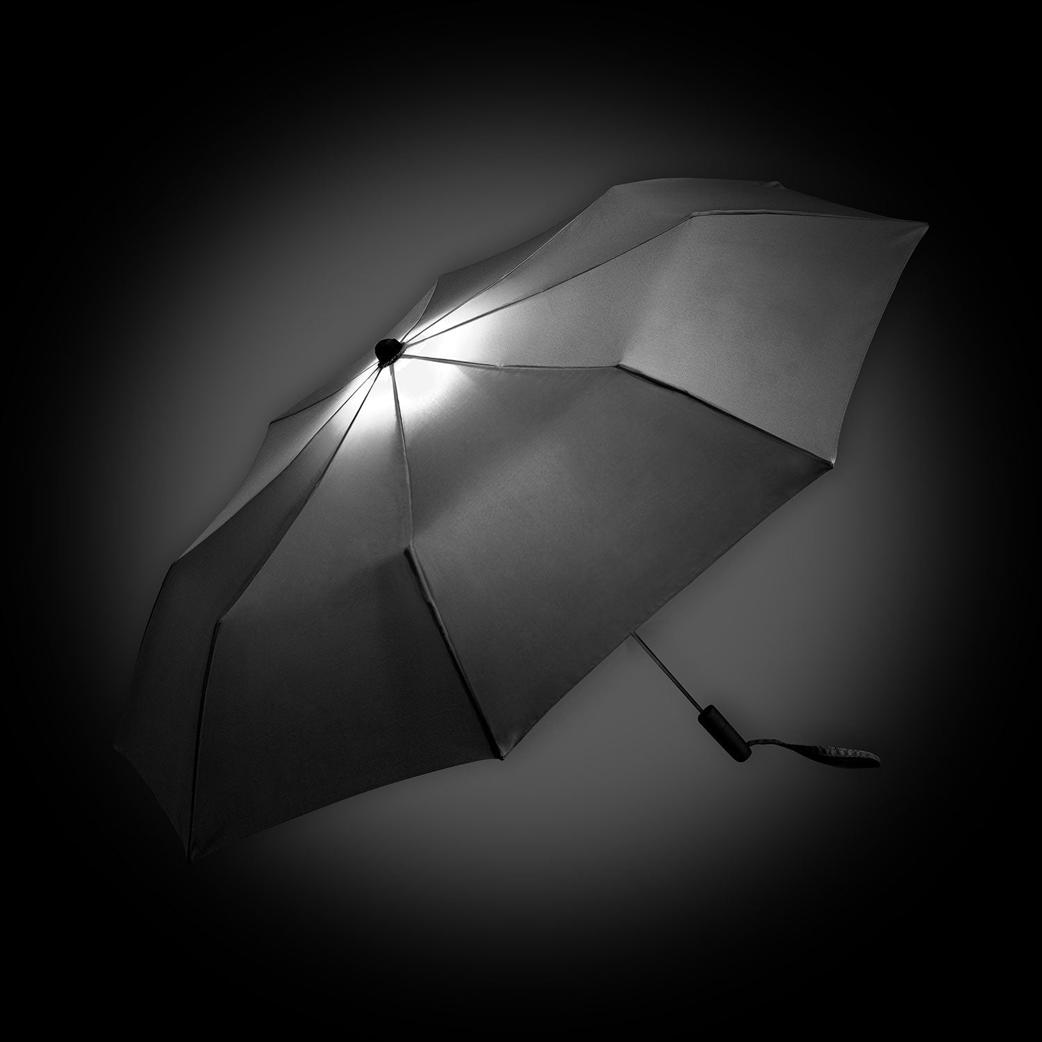 Großer Regenschirm mit eingeschalteter LED-Innenbeleuchtung