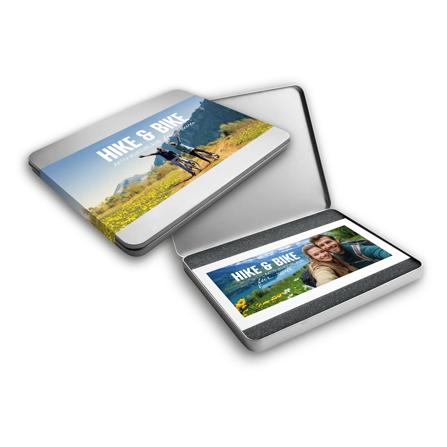 Geöffnete Metallbox mit der Aufschrift Hike Bike - Aktiv-Kurzurlaub für zwei Fotokarten.