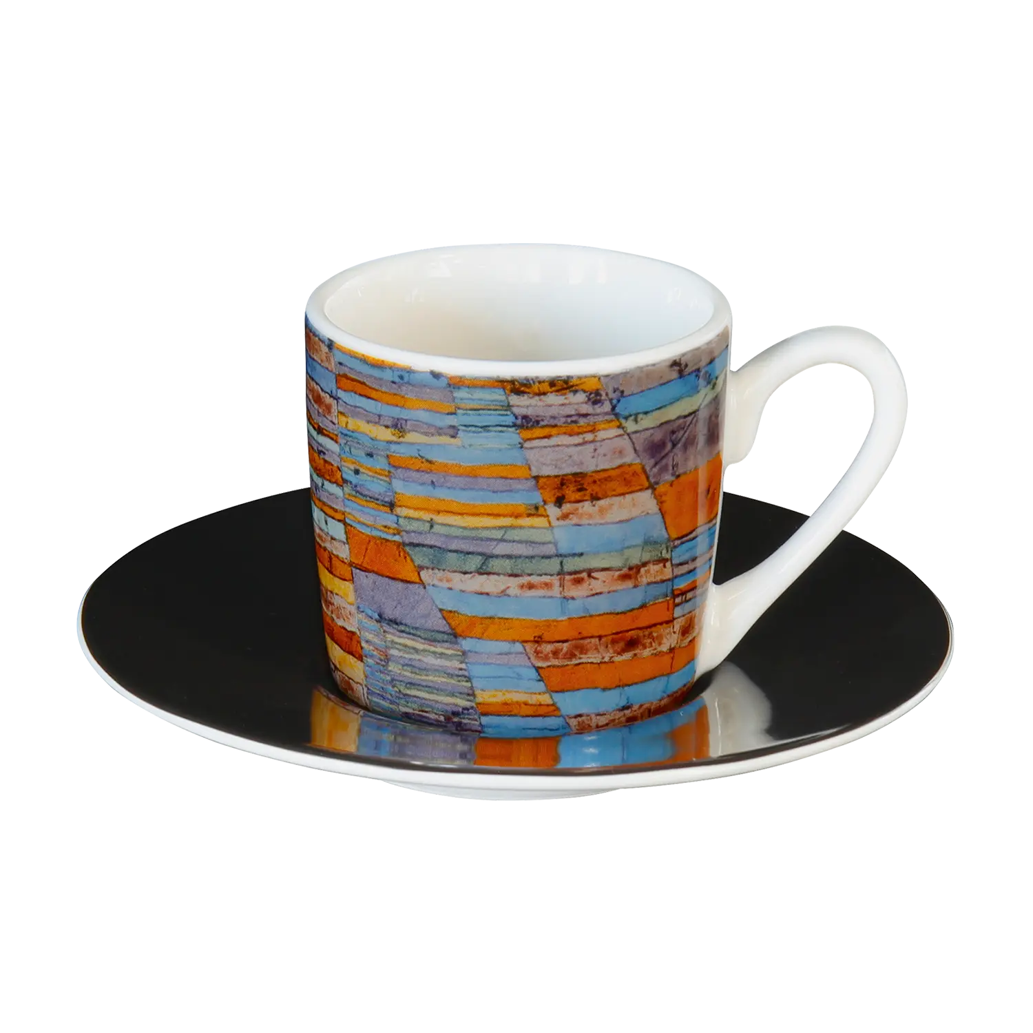 Vier Espresso-Tassen mit Künstlermotiven im Set auf schwarzer Untertasse.