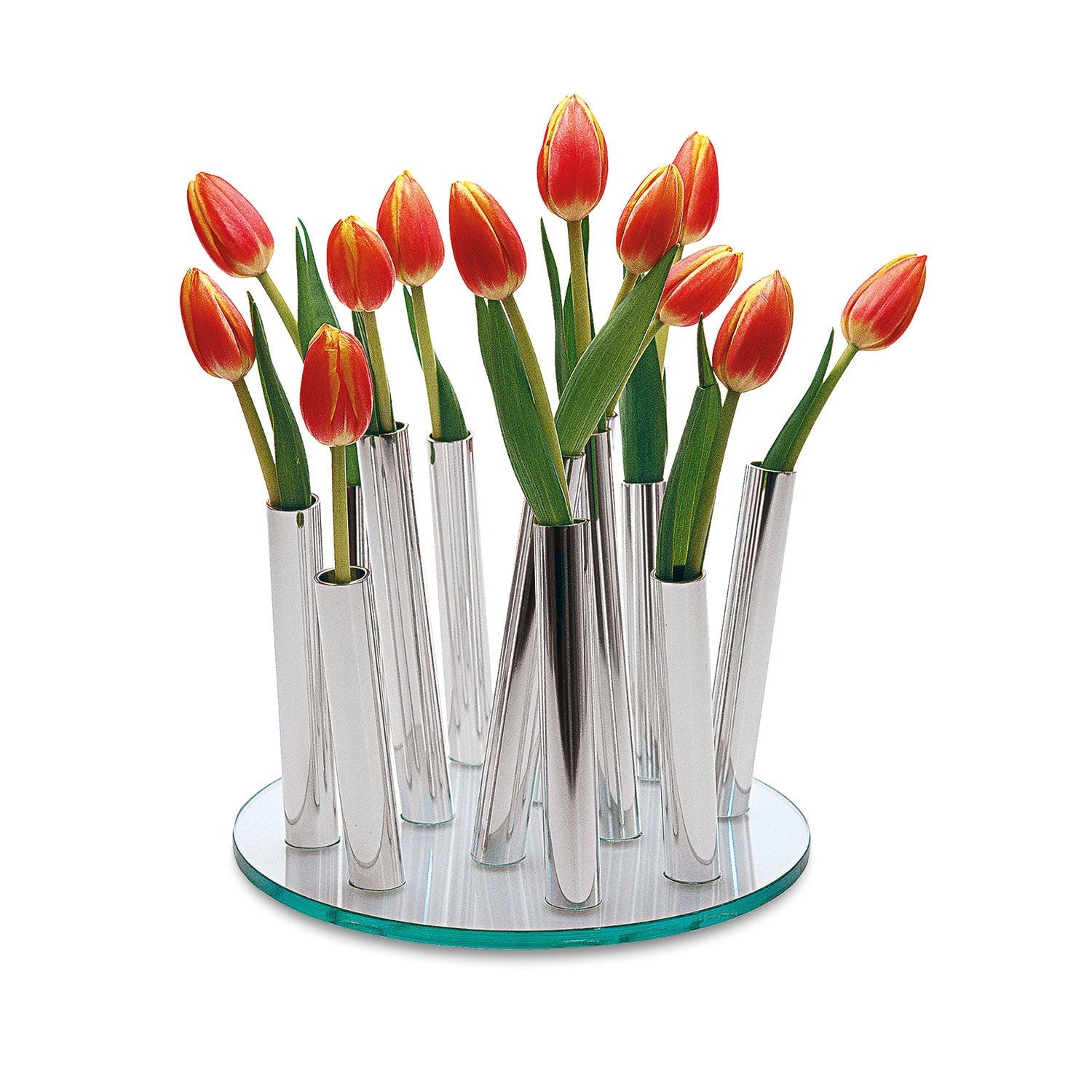 Die Philippi: Vase „Boquet“ (ohne Inhalt) zeigt ein modernes Blumenarrangement aus roten Tulpen in schlichtem Glas und Aluminium und bietet zeitlose Eleganz auf einem verspiegelten Sockel.