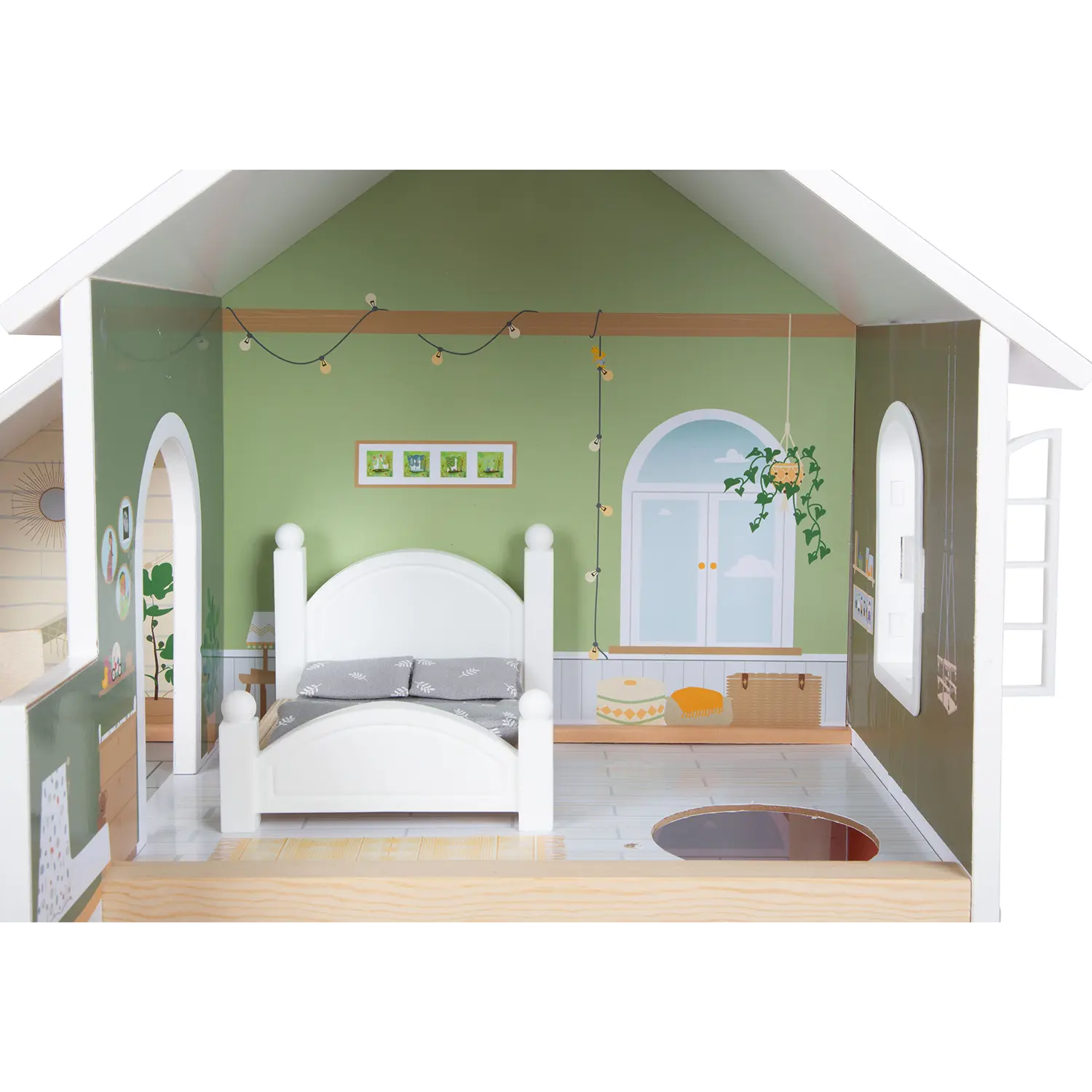 Puppenhaus mit Möbeln: weißes Bett, grüne Wände, gemütliche Lichter.