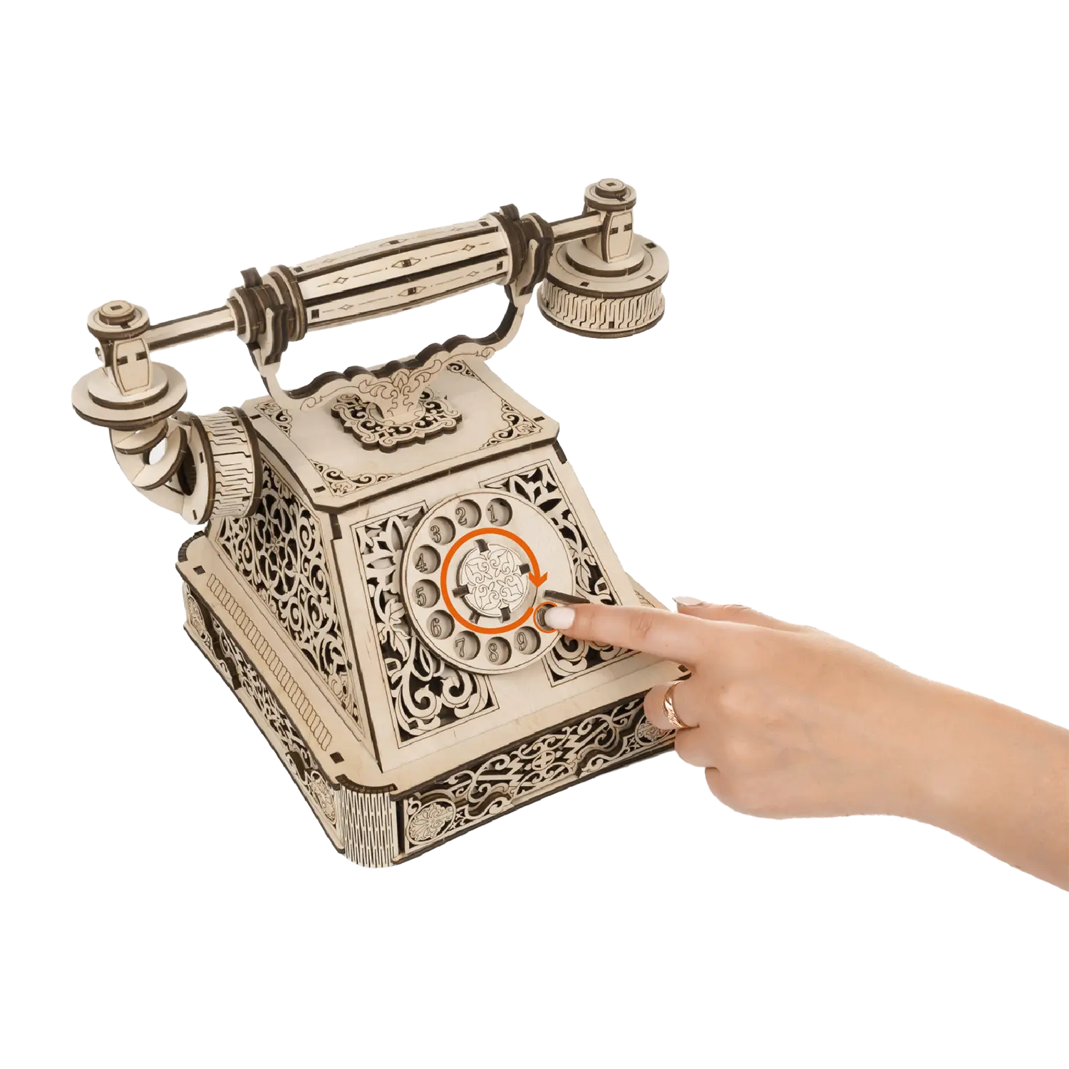 Eine Hand, die das 3D-Holzpuzzle Retro Telefon wählt, gestylt mit elegantem CSS.