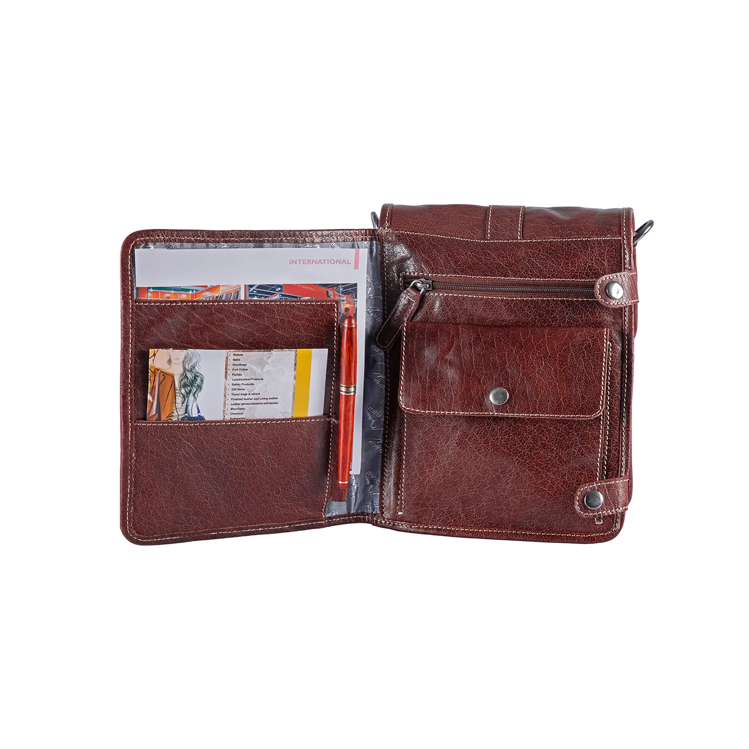 Eine offene Geldbörse aus braunem Leder mit mehreren Fächern, einem Stifthalter mit rotem Stift, Kartenfächern und einem Reißverschlussfach, das mit Papieren und Karten gefüllt ist. Sie ist die perfekte elegante Ergänzung zu jeder Schultertasche GALILEO.