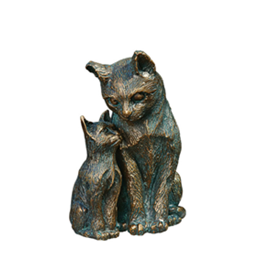 Die Bronzeskulptur „Katze mit Jungem“ zeigt zwei kunstvoll gearbeitete Katzen. Die größere blickt liebevoll auf die kleinere herab und verkörpert so eine Katzenmutter-Pose. Dieses handgefertigte Kunstwerk fängt ihre liebevolle Bindung wunderschön ein.