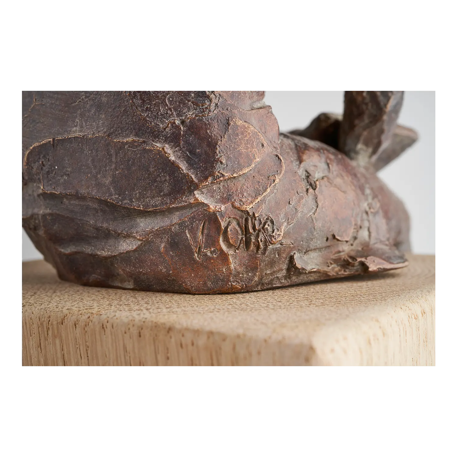 Nahaufnahme von "Lesende" Bronze mit Eichensockel von Valerie Otte, limitierte Auflage.