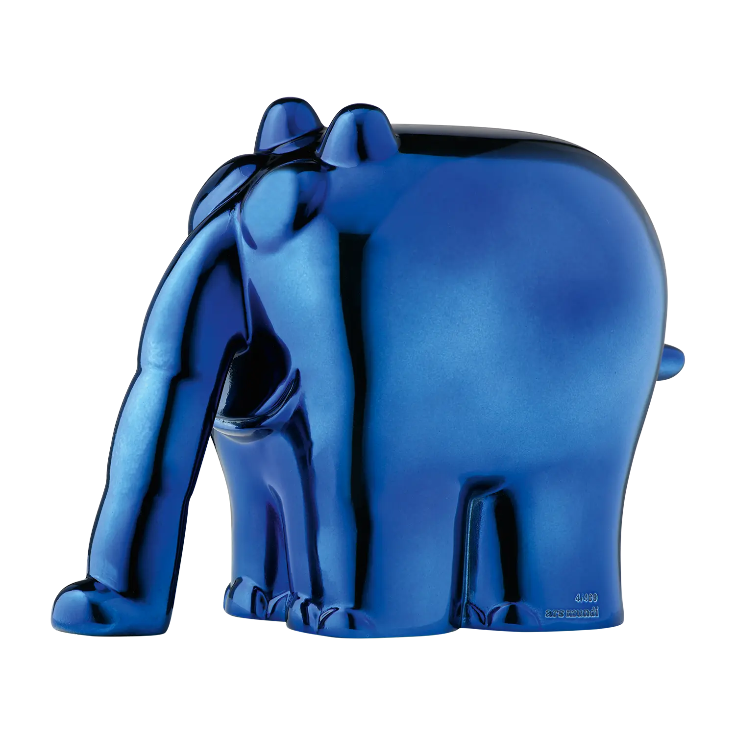 Ein glänzender blauer Skulptur-Ottifant blickt nach links auf einen weißen Hintergrund.