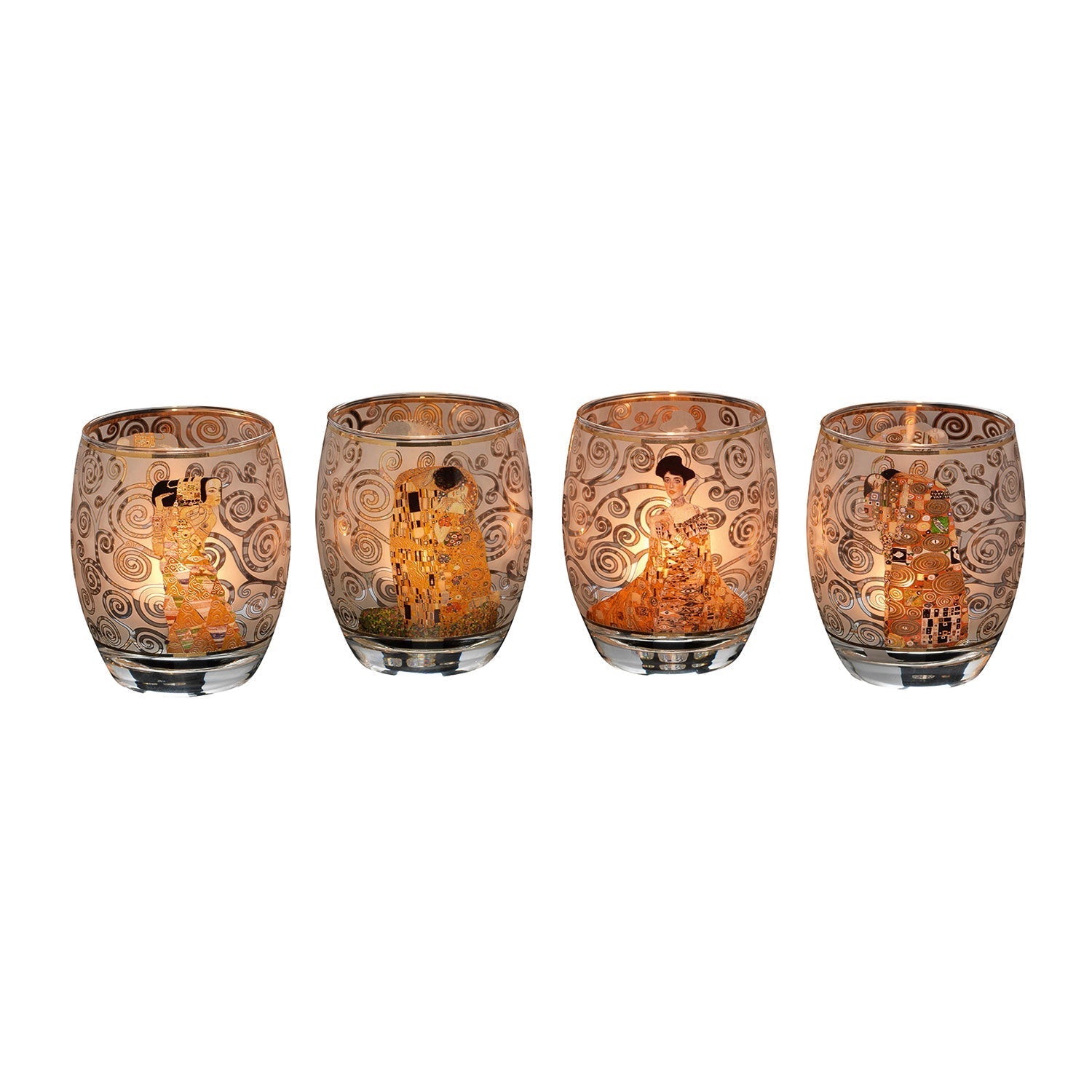 Ein Set aus vier verzierten Teelichtgläsern mit verschiedenen, von Künstlern inspirierten Designs, darunter Figuren und Muster von Gustav Klimt, die jeweils in einem warmen, bernsteinfarbenen Licht leuchten, wenn eine Kerze hineingestellt wird.